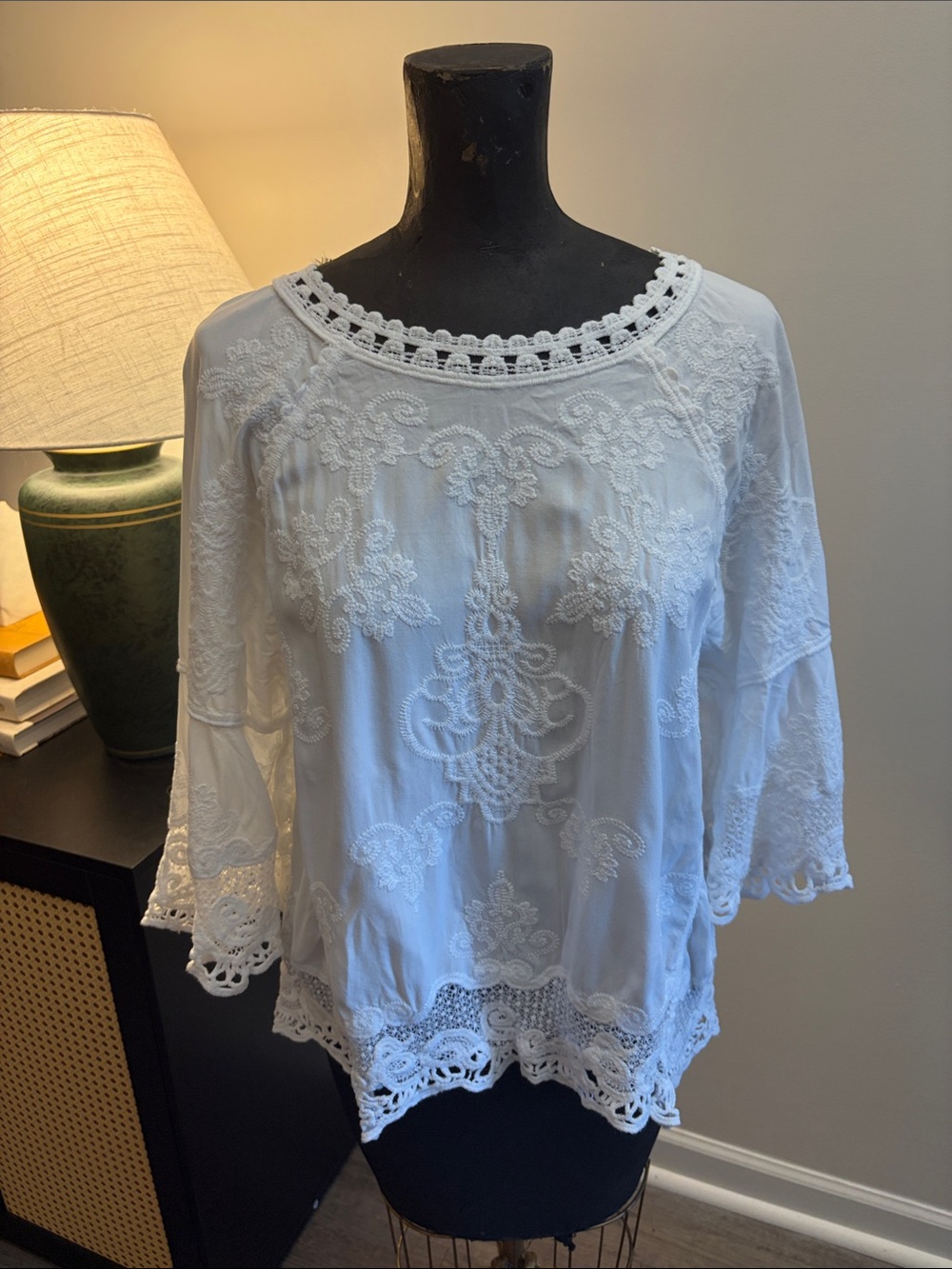 Democracy Boho Chic Coastal White Lace Embroidered Top Size Large 100% Rayon
